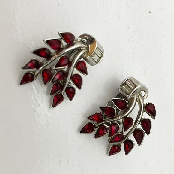 SIGNED CROWN TRIFARI Clip-On Earrings, Leaf Shaped Red Rhinestones Bezel Setting - Picture 7 of 8